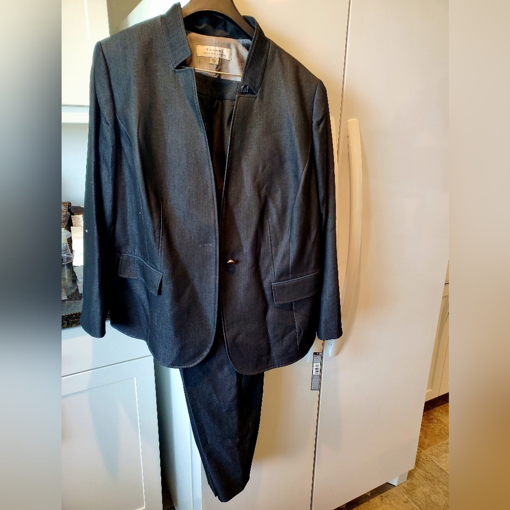 Brand NEW Women's Gray SUIT by Tahari